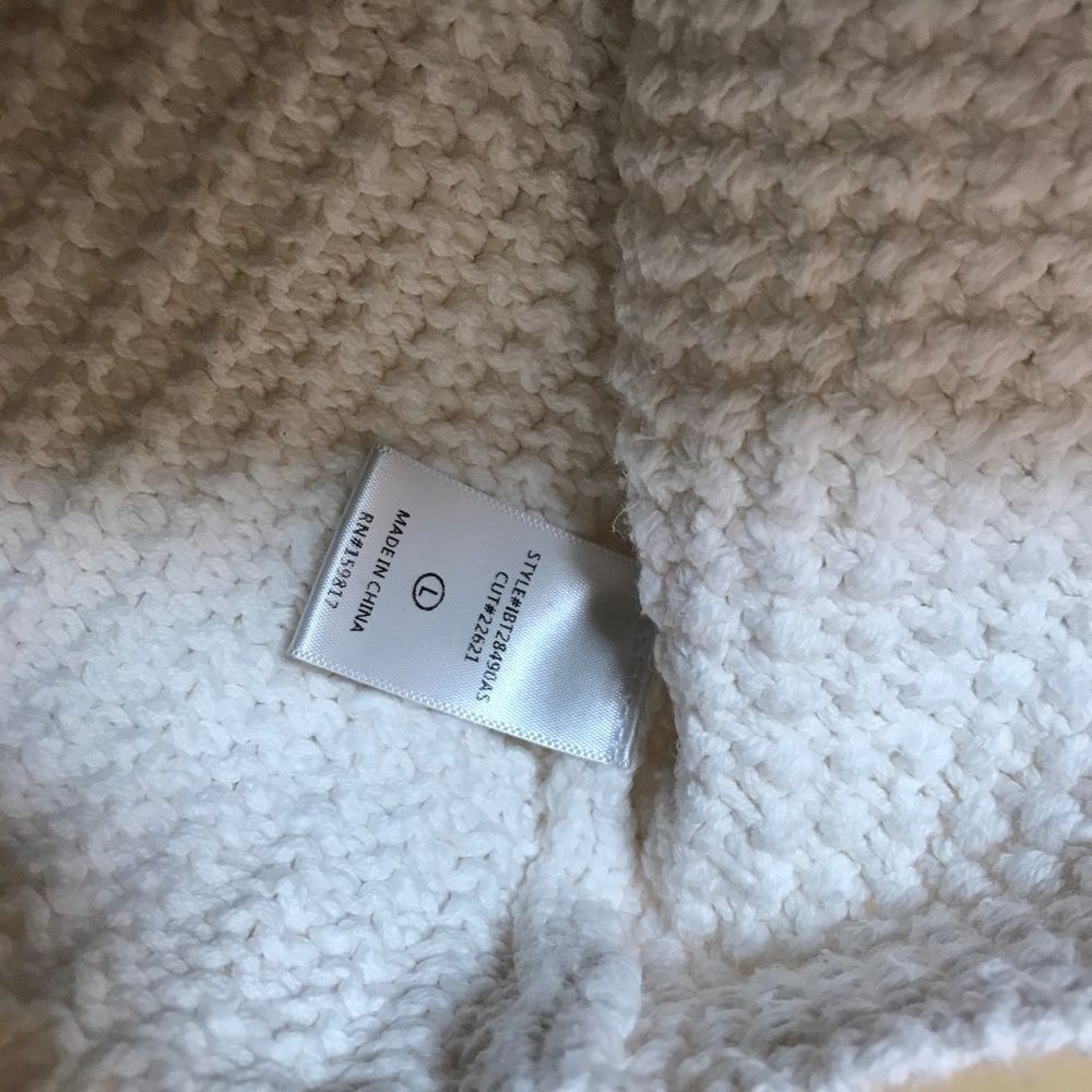 Raw Edge White Cable Knit Sweater (L) - Picture 7 of 9